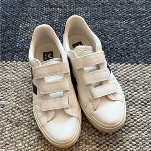 VEJAS Women's Recife Low Top Sneakers. WHITE / black. Size 11 (women’s)